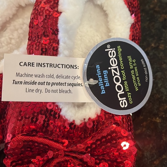 1 pair of Red sequin snoozie shoe  NWT size women’s 5/6
Great present! 🆕 - Picture 3 of 3